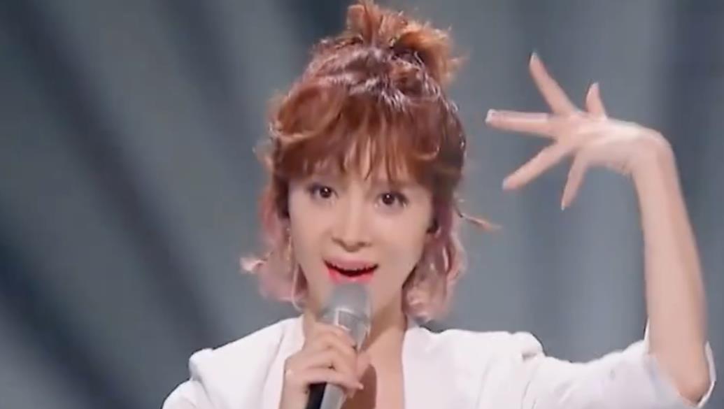 金巧巧|46岁金巧巧穿超短裙热舞！转圈露出白嫩长腿，海风太大头发显凌乱