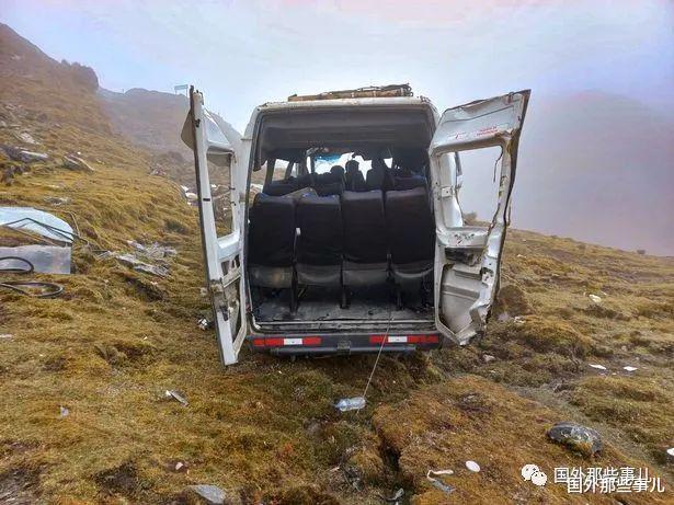 电影|旅游小巴坠入100米深山谷，已经造成20人死伤