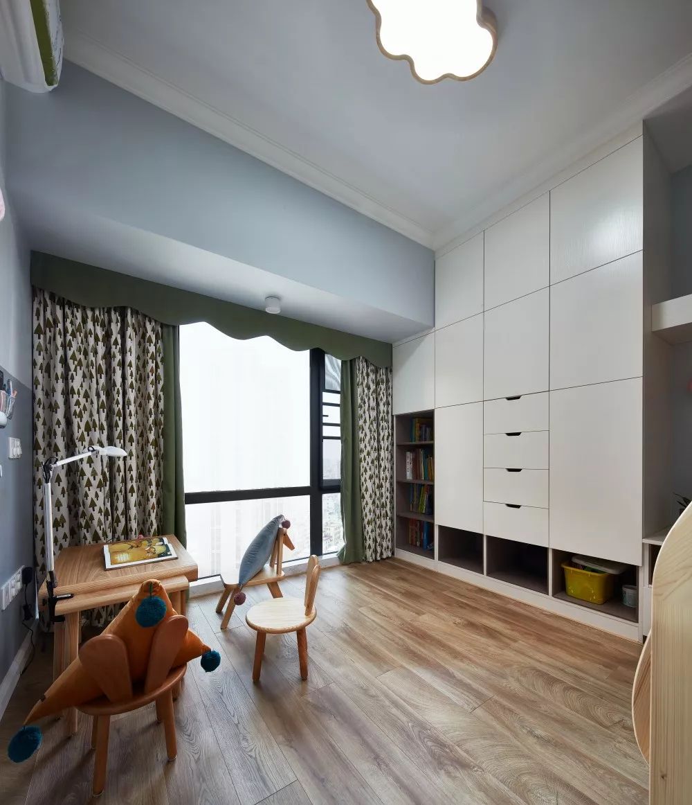 卧室房间太小，这样设计内嵌式衣柜，超赞