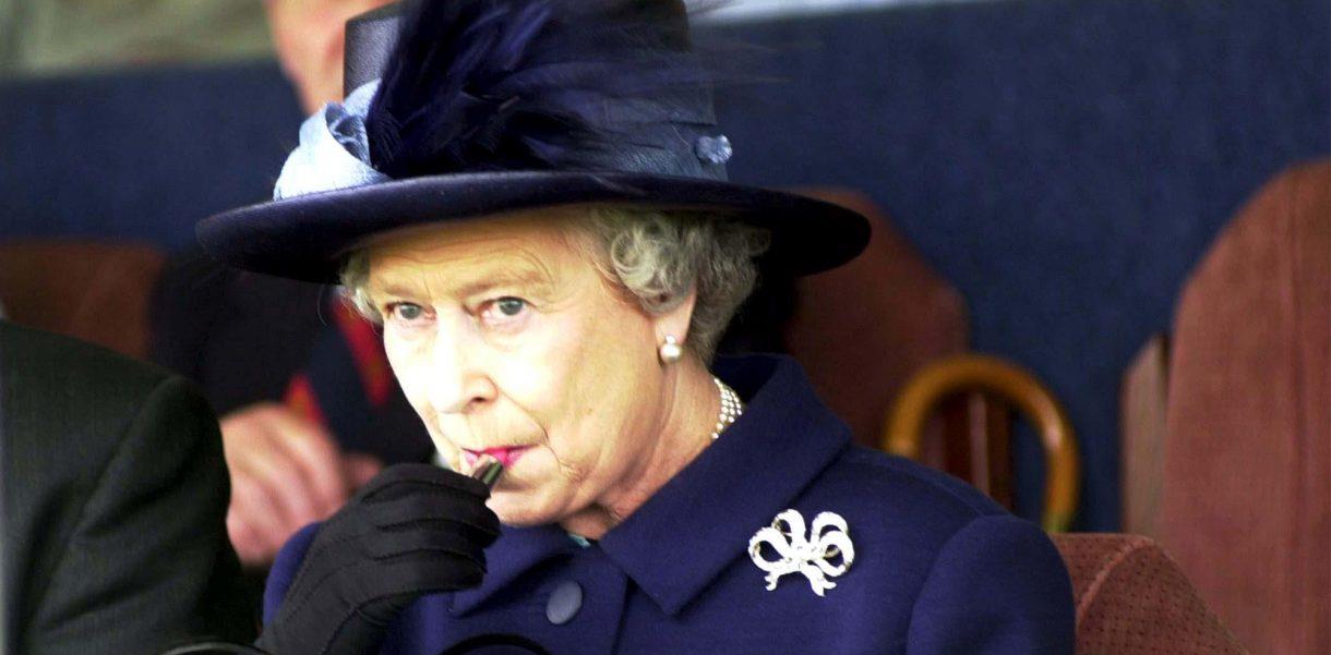 菲利普亲王 96岁女王乘车遛弯,看着消瘦了不少,戴花头巾涂大红唇人老心不老