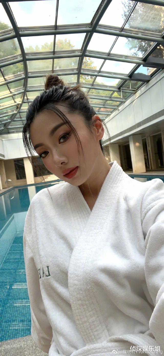 强尼·戴普|郑恺前女友挺孕肚游泳，穿宽松浴袍巧遮孕肚，妆容精致巴掌脸抢镜