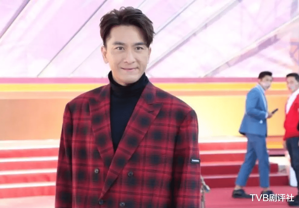 TVB|TVB巡礼大合照显地位，视后谷胸上阵劲抢眼，周嘉洛成剧王