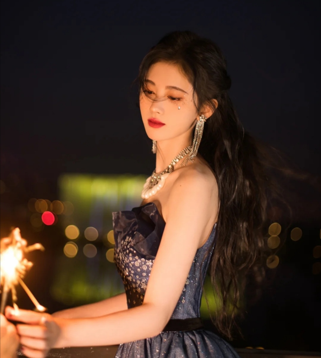 鞠婧祎|鞠婧祎蓝色星钻抹胸纱裙 演绎一场礼服盛宴