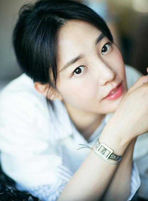 白百何|白百何《骄阳伴我》夜戏收工，皮肤白皙眼神清澈，与盛阳好配！