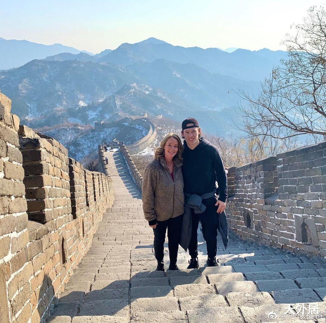 西蒙尼·因扎吉|中国归化名将晒全家福：母亲是白人，兄弟俩继承华裔父亲容貌