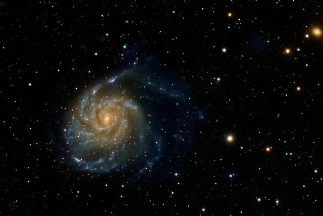 在银河系中,有许多的星系,这些星系互相环绕着相互的转动
