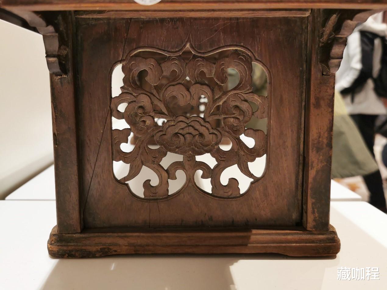 |局部微残有小修，黄花梨小翘头案估价三十万元