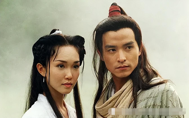 范文芳|范文芳全家乘游艇出海，狂饮香槟面色通红秀美腿！