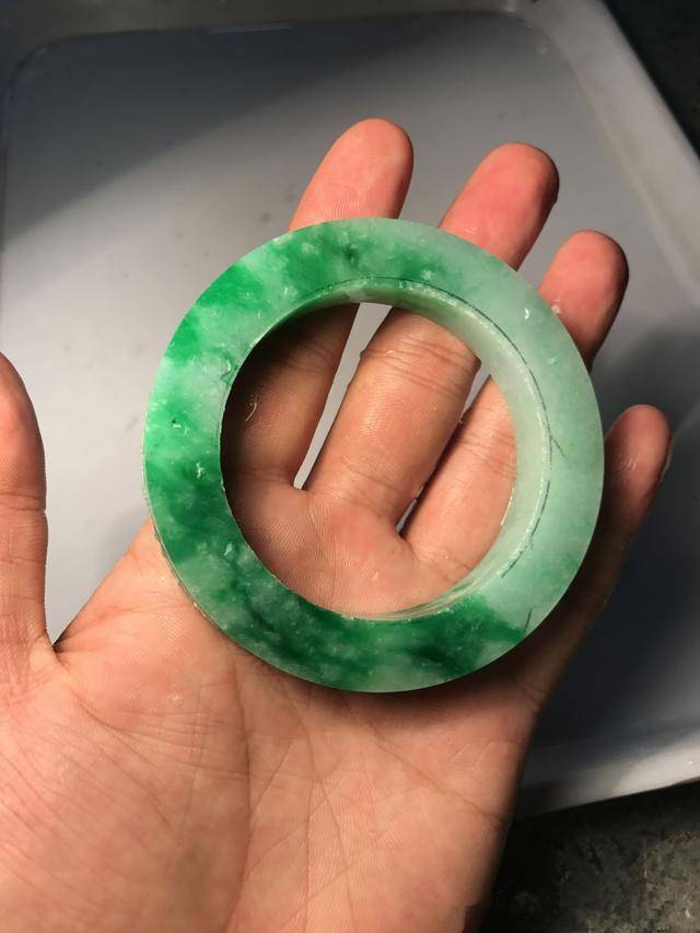翡翠手镯|亮瞎眼！赌石中的“法拉利”，一刀切出7只翡翠手镯！
