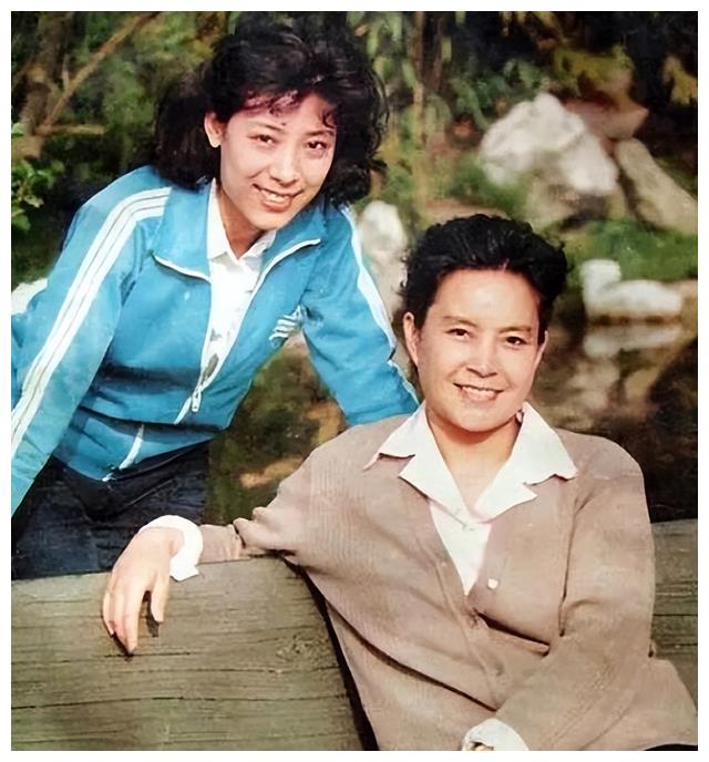 关牧村|王星军不婚不育，关牧村携子嫁高官，离婚32年后夫妻差距一目了然