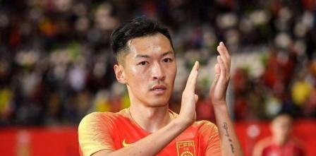 |没必要挡球，躲球是本分！吴曦弯腰事件又反转，职业合同明文规定