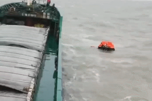 5000吨级集装箱货轮遇险沉没，浙江渔民海上救起13名船员