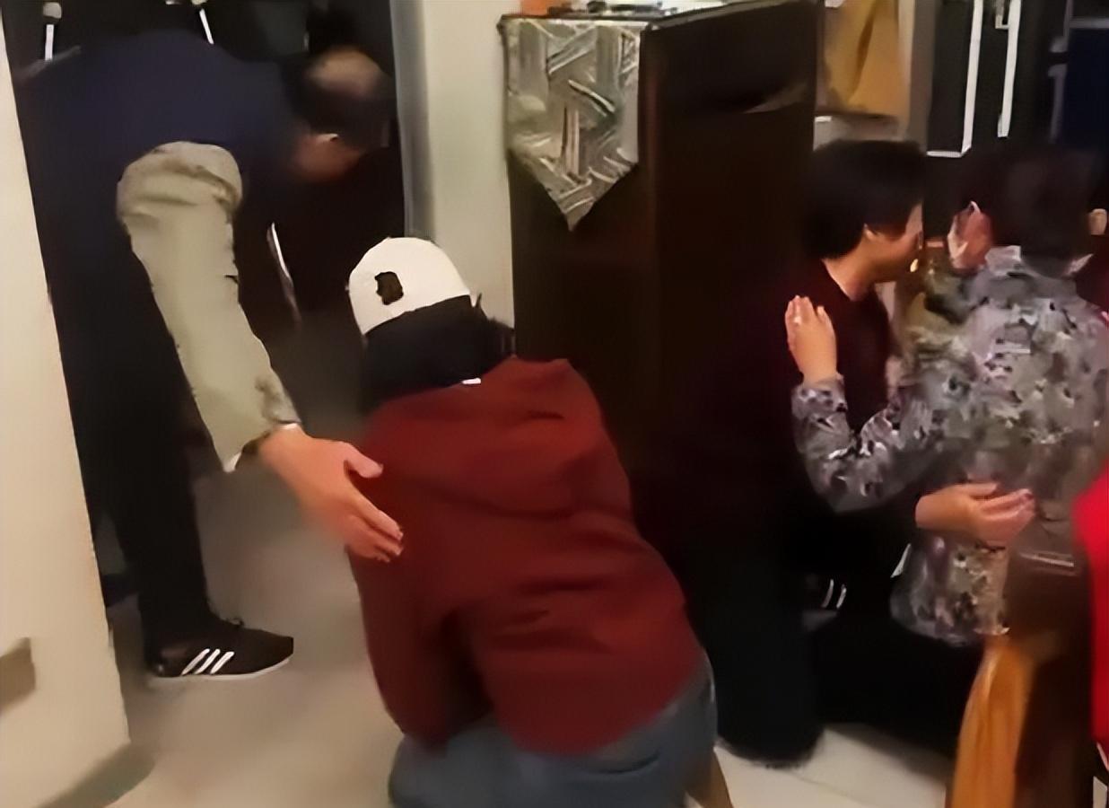 男子“掌掴男童”,人民网称其打碎了自己的前程,妻母下跪求原谅