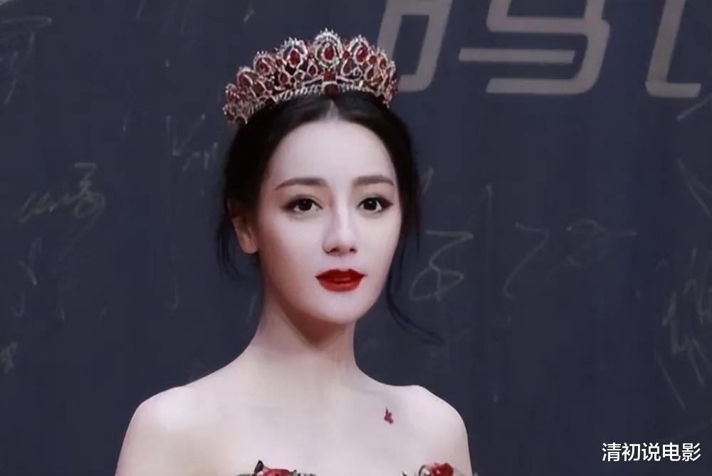 迪丽热巴|快手晚会也要穿毛衣的迪丽热巴,难道真的怀孕了吗?