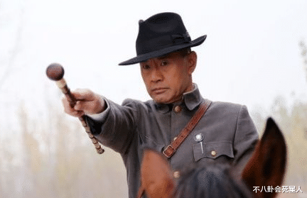 周润发|12位60+男星群像:周润发佝偻如80,吕良伟一身腱子肉似小伙