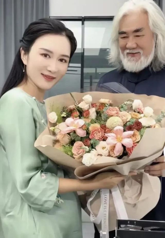 张纪中|导演张纪中直播带货中睡着,买花送老婆请求原谅自己
