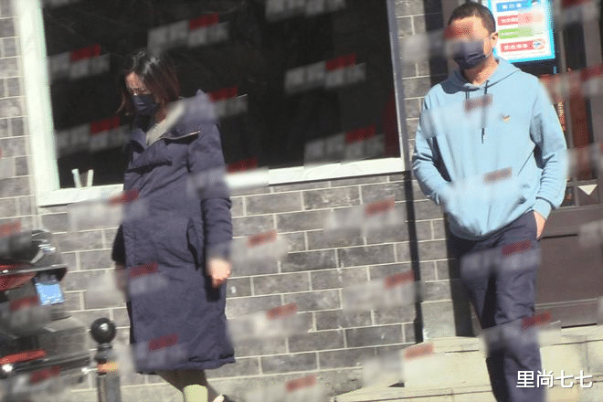 李亚鹏|50岁李亚鹏又当爹，90后娇妻8月孕肚首次曝光，他一副大男人做派