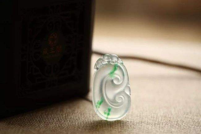 翡翠|高档翡翠「金丝种」，与普通的飘绿翡翠有什么区别？