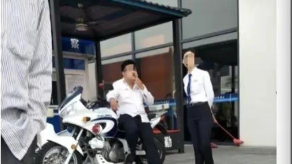 海南乐东，一男子在春节过后，送儿子上高铁，因无送客票与客运员发生冲突