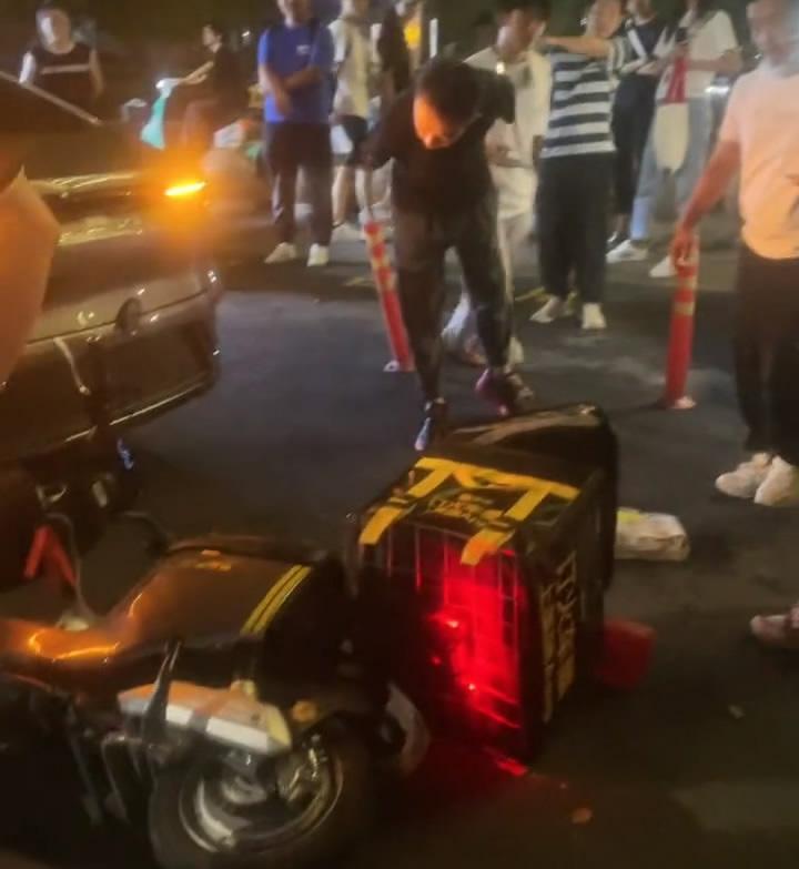 外卖员撞车跑路被抓到,衣衫尽碎跪地求饶,网友:车主太小气