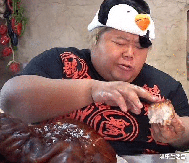 胖猴仔减肥不能吃肉，蓬头垢面，宣泄情绪，网友笑称：狮王谢逊？