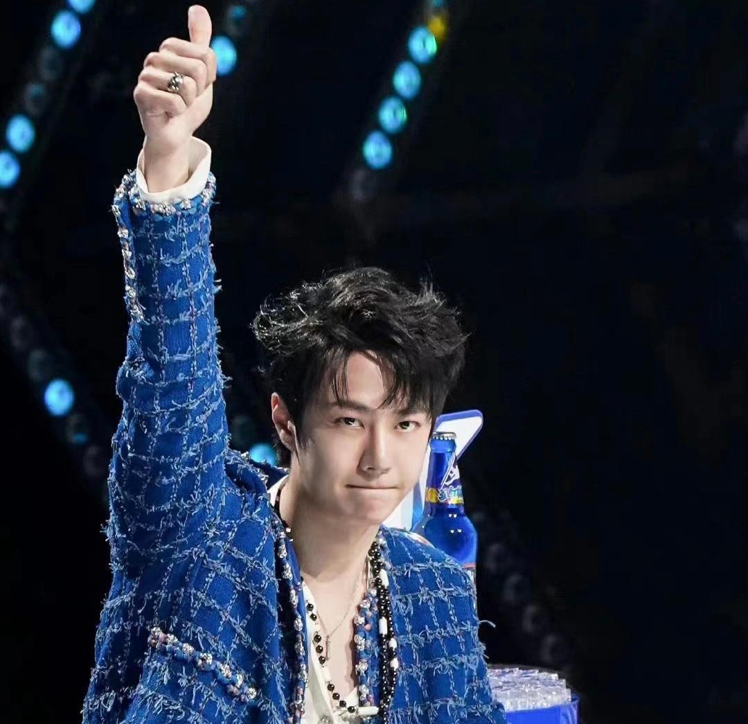 王一博|多重惊喜放不停,王一博再添新舞台,代言品牌推出全新海报