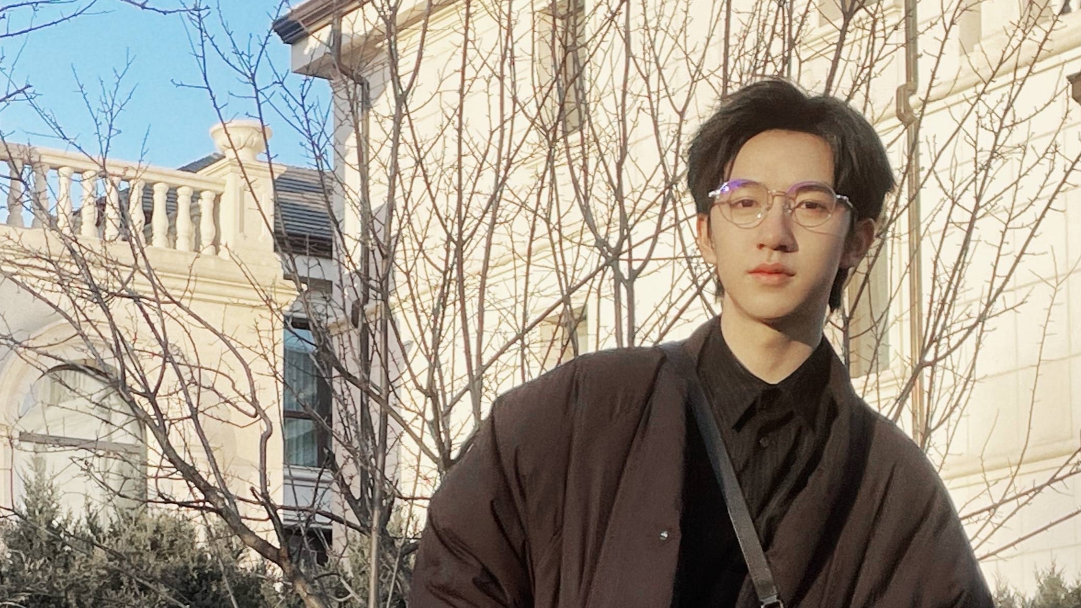 贺峻霖|还有三个多月成年的贺峻霖，他好像知道自己露额头会很帅气