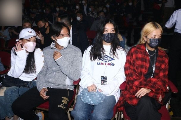 陈奕迅|陈奕迅红馆开唱，徐濠萦大病初愈获18岁女儿陪同，舒淇冯德伦现身