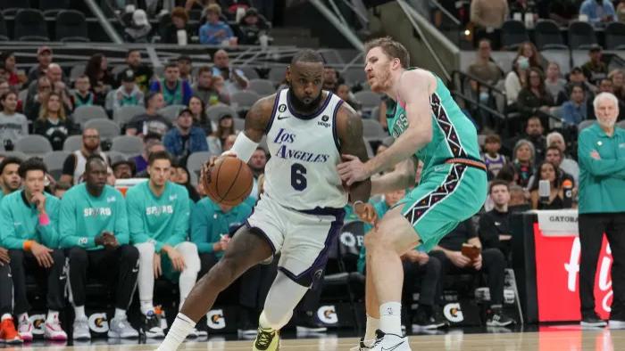 湖人球迷在球队击败马刺后欣喜若狂: “我们将赢得总冠军”