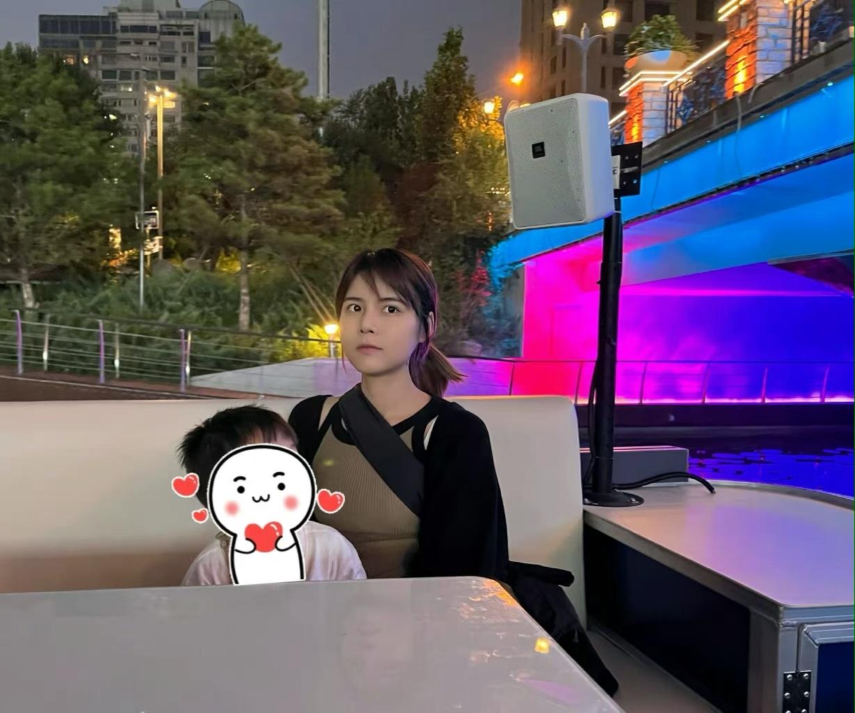 苏醒|苏醒老婆深夜晒娃营业,与儿子外出游玩心情好,“小小苏”好可爱