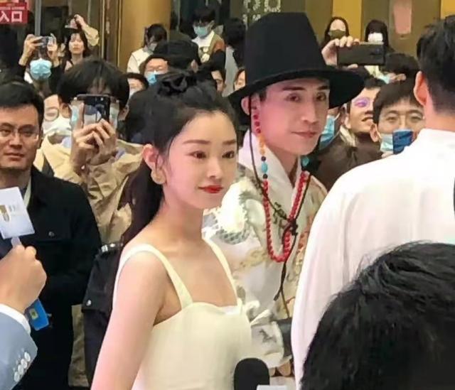 玄彬|宋轶穿低领长裙亮相，被指“平平无奇”，网友：“以为是路人”