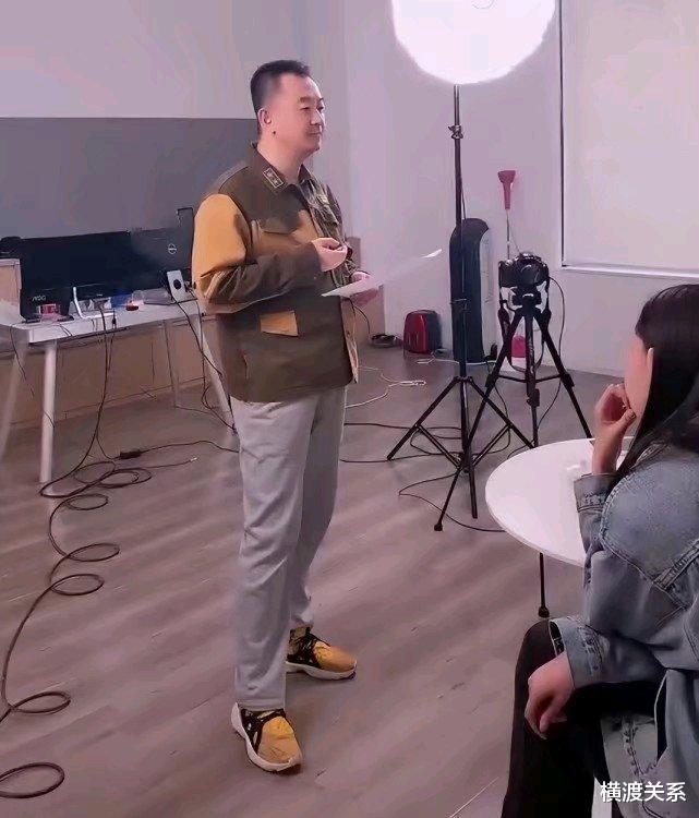 姐姐|45岁黄海波晒近况，满脸憔悴胡子拉碴不修边幅，退圈后生活单一在家看娃