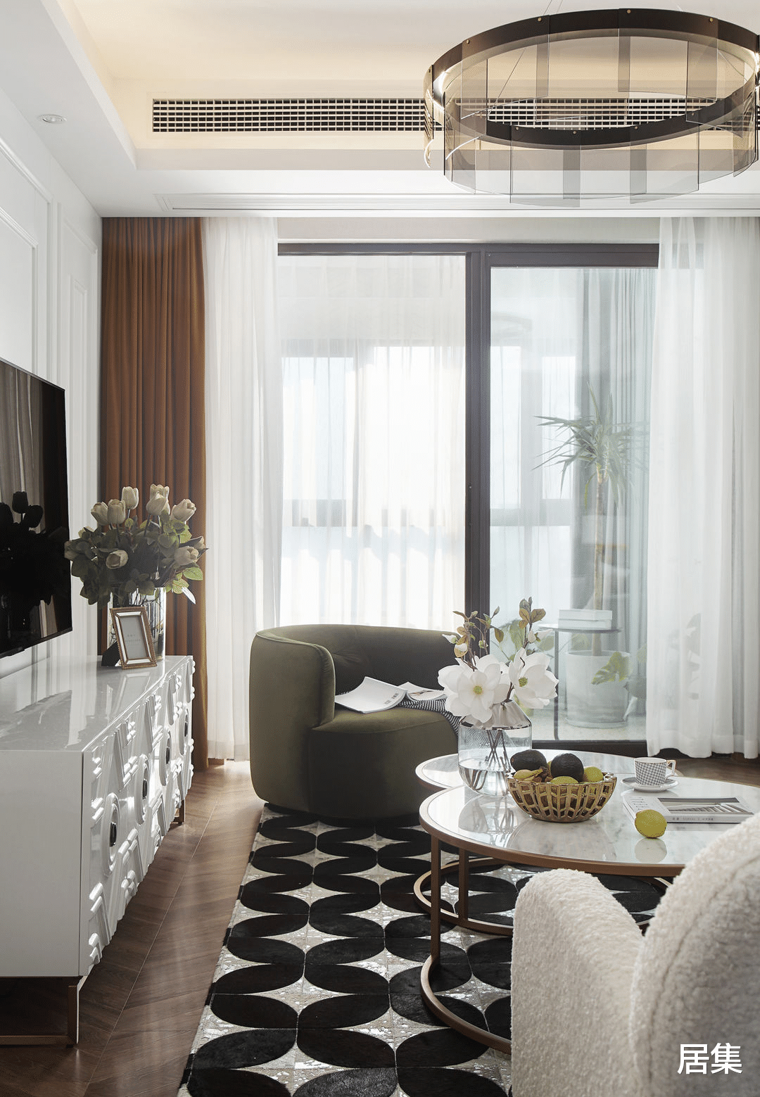 简单的配色，融入轻奢元素，混搭出时尚高档的精装小屋