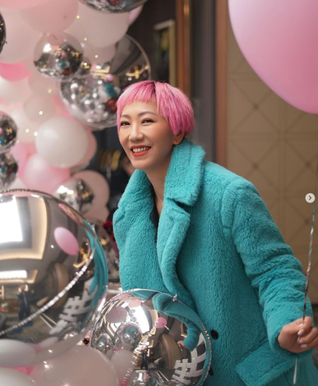 刘嘉玲|刘嘉玲晒温馨全家福为弟媳庆生，穿搭保守不抢风头，未见梁朝伟