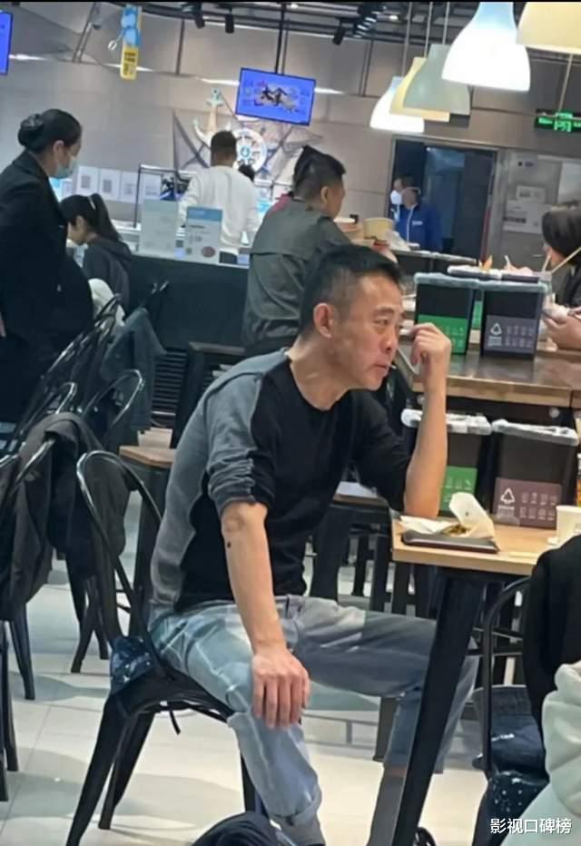 |侯勇与三婚妻子吃快餐，前两婚70后和80后，三婚90后至今还没生娃