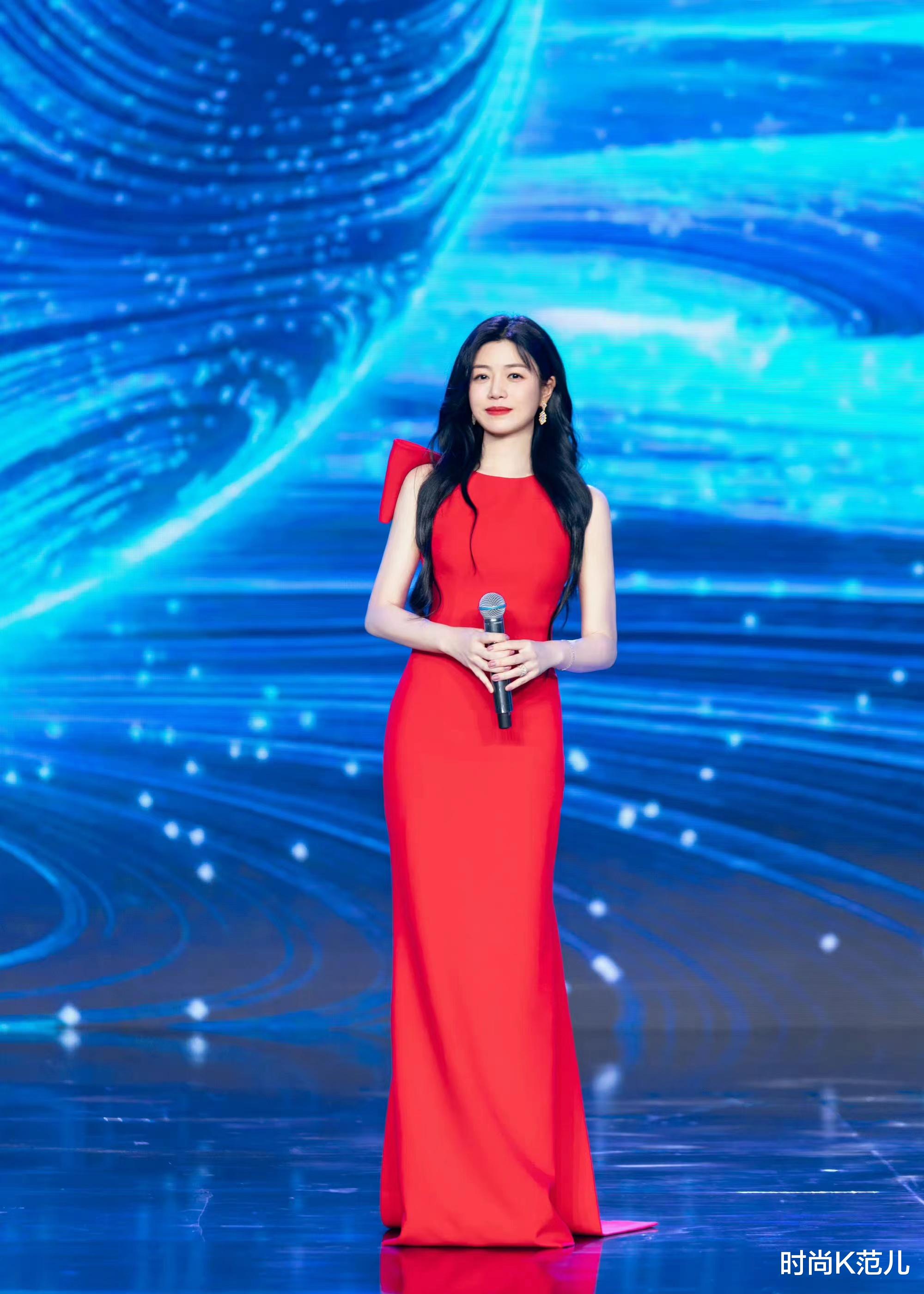 陈妍希|39岁陈妍希不低调了，一袭中国红长裙登台献唱，气质很出众！