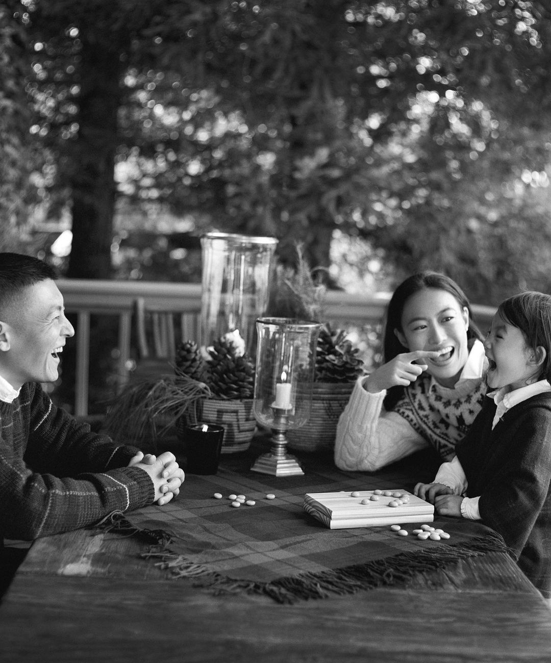 陈冠希|陈冠希妻子女儿拍杂志,秦舒培母女扎同款丸子头,长得像复制粘贴