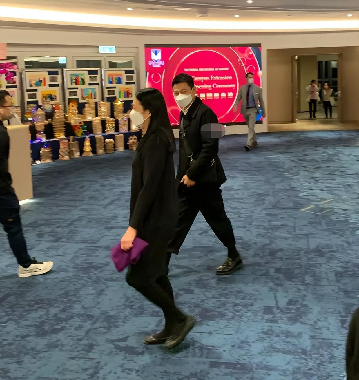 刘德华|刘德华夫妇现身女儿学校！独自背包不带助理，一旁朱丽倩气质绝佳