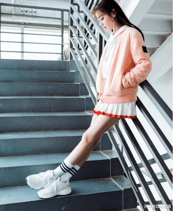 迪丽热巴|学生裙搭配白色卫衣，迪丽热巴的楼道魅力，网友：好呆萌！