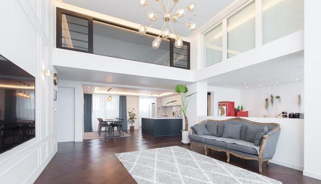 180顶楼买得值当,客厅挑空4.5米大而不空,还送一层阁楼