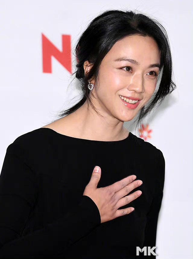 影视解说 奖杯在手，恭喜汤唯二封韩国影评奖影后，实至名归