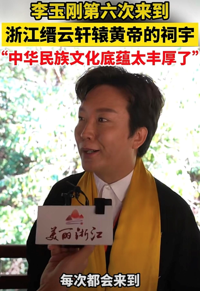 李玉刚|44岁李玉刚腿伤后首晒近况!一瘸一拐逛美术馆,与佛头合影站不稳