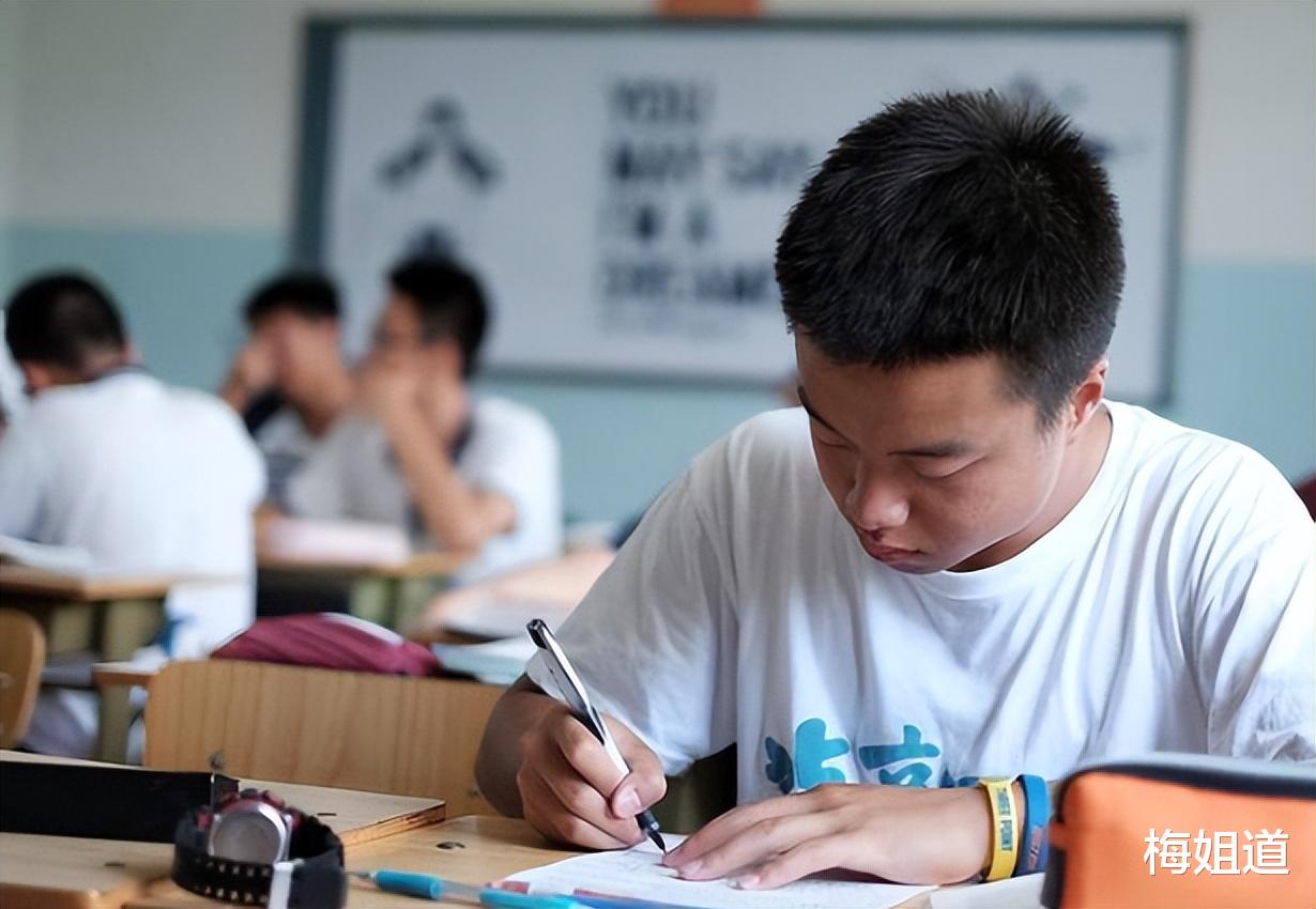 大学|就业后才明白,民办本科和公办大专之间的差距,早了解早受益