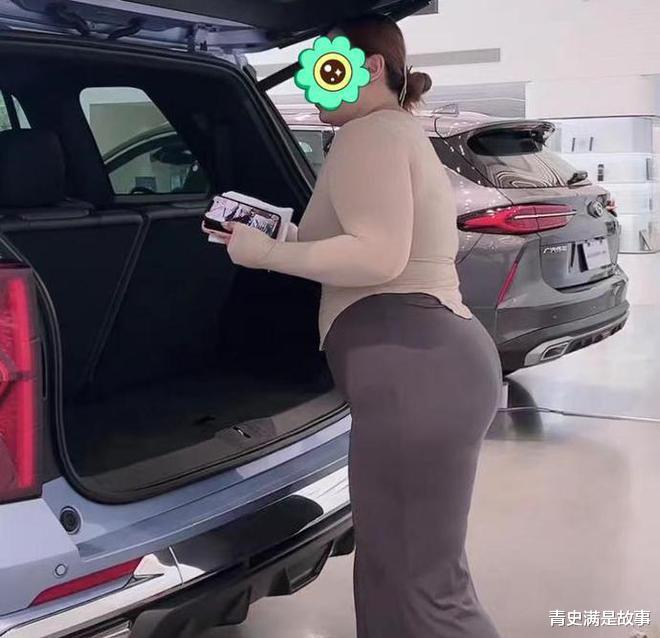 博眼球?女子擦边直播卖车,穿着风格引热议,网友:请文明看球