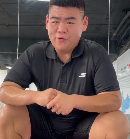 |网红王浩楠健身遭质疑，浑身湿透头发干爽似作假，网友：尿了？