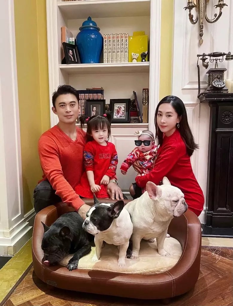 樊少皇|樊少皇妻子离婚乌龙后晒全家福，二女儿正面照曝光，颜值不及姐姐