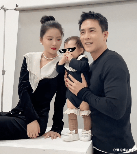 杜淳|杜淳分享1岁女儿日常,小蛋饺腿型引争议,网友:没常识真可怕