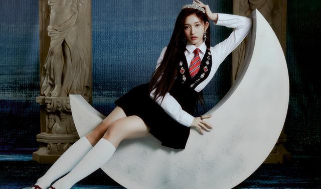 ive|IVE新专辑学生装宣传照引热议，网友直呼：短发的GAEUL太美了！