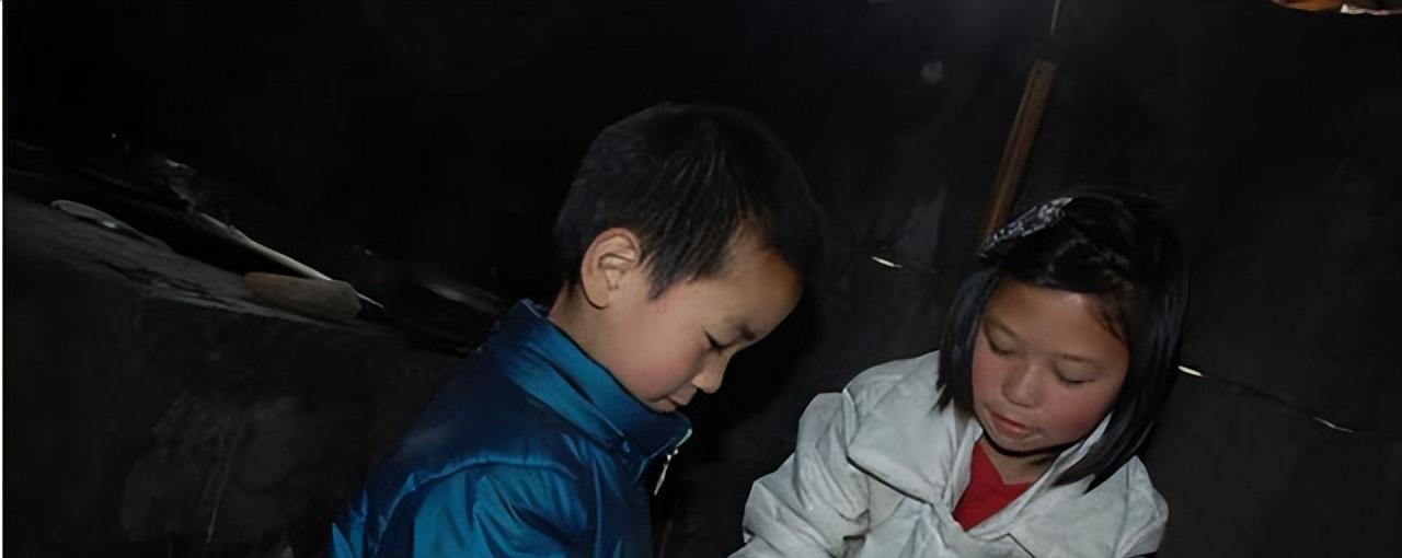 新疆3岁男孩被狼咬下半张脸，父亲都烦他，姐姐却给他找了个媳妇