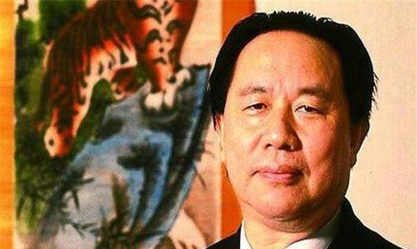 “首富”锒铛入狱,妻子娃远走高飞,小姨子不离不弃为其奔走16年